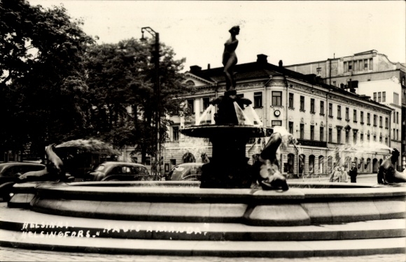 KP Helsinki Helsingfors Finlandia, fontanna ze statuą, fontanny wodne, budynki, samochody
