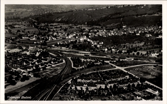 Ak Haltingen Weil am Rhein, Luftaufnahme von Haltingen, Bahnhof, Wohnsiedlung, grüne Felder