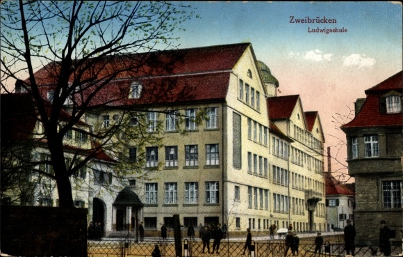 Postcard Zweibrücken in Rhineland-Palatinate, view of the Ludwig School, schoolyard