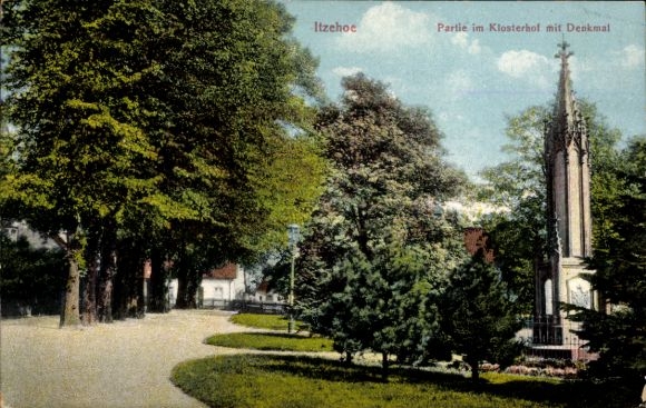 Ak Itzehoe in Holstein, Klosterhof mit Denkmal