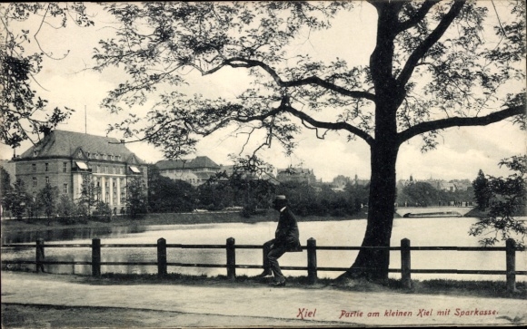 Ak Kiel,  Partie am kleinen Kiel mit Sparkasse, Baum, Wasser, Spaziergänger