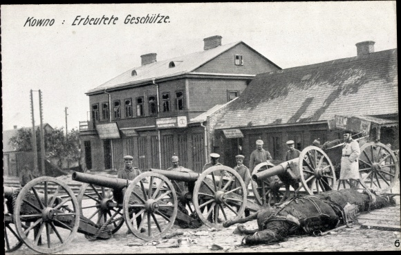 Postcard Kaunas Kowno Kauen Lithuania, captured guns at the station, I. WW