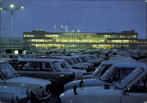 Ak Schönefeld bei Berlin, Flughafen, Interflug, Parkplatz, Trabant