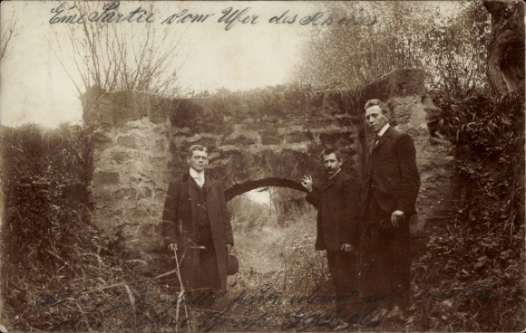 Foto Ak Ludwigshafen am Rhein, drei Männer am Steintor, Ruine