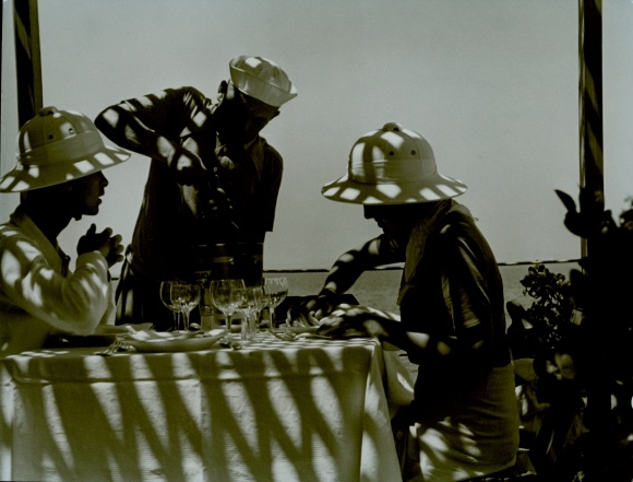Photo Paul Wolff, Napoli Naples Campania, couple at the table, waiter opens wine, vacation, sea view
