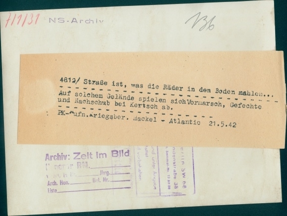 foto Kerch Krim Oekraïne, Duitse colonne in het veld, opmars, aanvulling, 1942