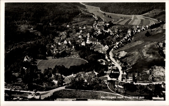 Ak Herrlingen Blaustein in Württemberg, Hotel Kreuz, Luftaufnahme, ländliche Umgebung, malerische