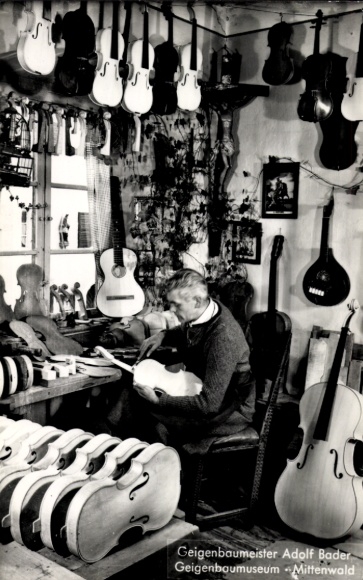 Ak Mittenwald, Geigenbauerwerkstätte, Geigenbaumuseum, Geigenbauer Adolf Baader
