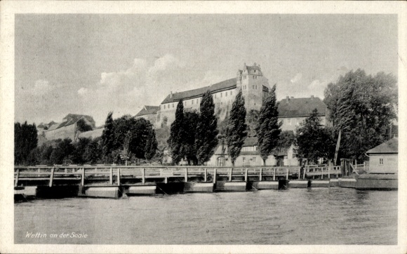 Ak Wettin an der Saale, Schloss Wettin, Blick auf Wasser, Bäume, Wolken