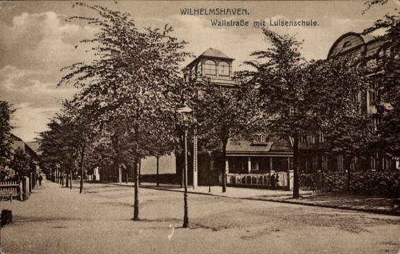 Postcard Wilhelmshaven on the North Sea, Wallstraße with Luisenschule