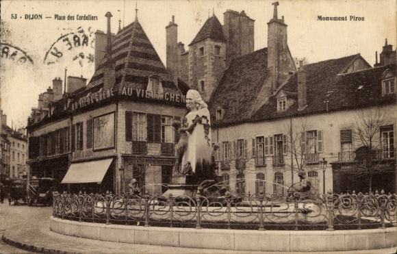 KP Dijon Côte d'Or, Place des Cordeliers, Pomnik Pirot, budynek