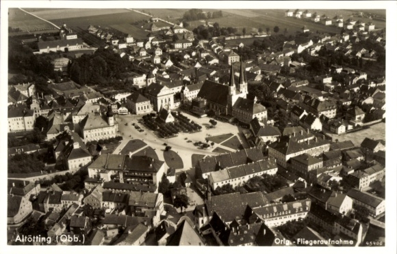 Ak Altötting in Oberbayern, Fliegeraufnahme von der Stadt, Marktplatz