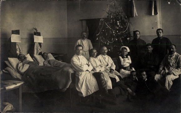 Photo Postcard Homburg in der Pfalz Saarland, hospital, wounded soldiers, dormitory, Christmas party