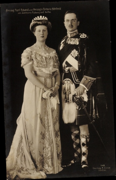 Ak Herzog Carl Eduard von Sachsen Coburg Gotha, Herzogin Victoria Adelheid, Standportrait