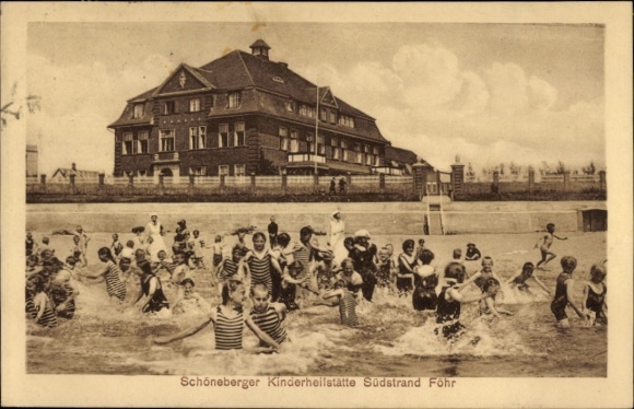 Ak Wyk auf Föhr Nordfriesland, Schöneberger Kinderheilstätte, Kinder im Wasser, Bauwerk im Hinter