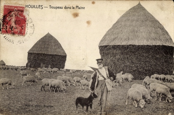 Ak Houilles Yvelines, Hirte mit Hund und Schafherde vor zwei großen Heuhaufen