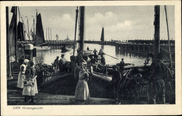 Ak Urk Flevoland Niederlande, Hafenansicht, Schiffe, Menschen am Ufer, Leuchtturm, Hafenanlage