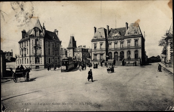 Postcard Caen Calvados, la gare Saint-Martin, street side, streetcar, wagons, carriages
