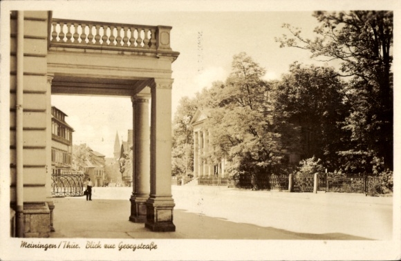 KP Meiningen w Turyngii, widok na Georgstraße, architektura, kolumnada