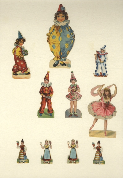 10 wafelków dziecięcych w strojach cyrkowych i tradycyjnych, o wymiarach ok. 11 x 5 cm do 4 x 2 cm