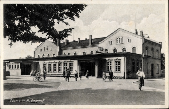 Ak Güstrow im Kreis Rostock, Ansicht vom Bahnhof, Straßenseite, Passanten