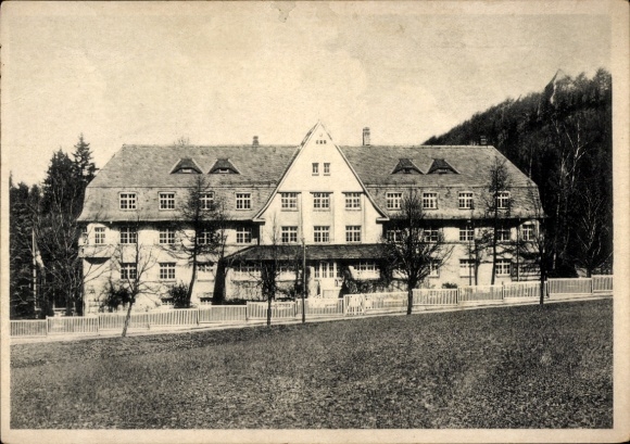 Ak Augustusburg im Erzgebirge, DAF-Reichsschule,  Schulgebäude, umliegendes Gelände, Waldbewuchs