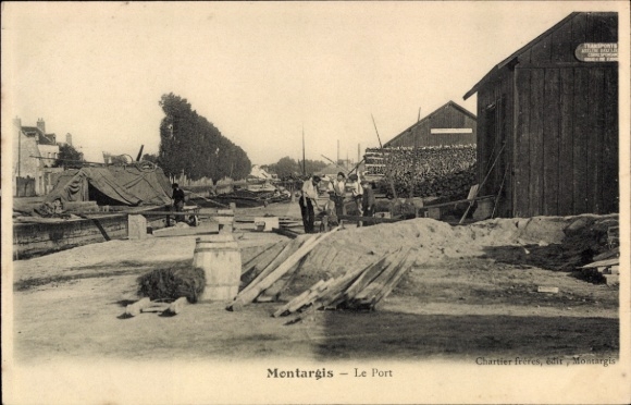 Picture Montargis Loiret, Le Port, harbor view, people, ships