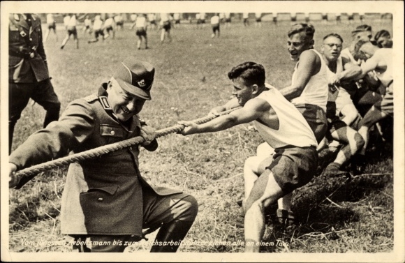 Ak Reichsarbeitsdienst, Arbeitsmänner und Reichsarbeitsführer Konstantin Hierl beim Tauziehen, RAD
