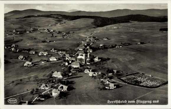 Ak Herrischried am Hotzenwald, Luftaufnahme, ländliche Landschaft mit Häusern, bewaldete Hügel