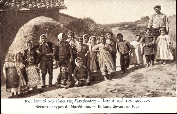 KP Macedonia, dzieci przed piecem kremacyjnym, Enfants devant un czwórka