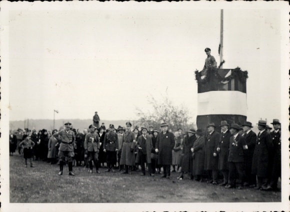 Foto Elze, Stahlhelm, Festakt, erhöhtes Rednerpult