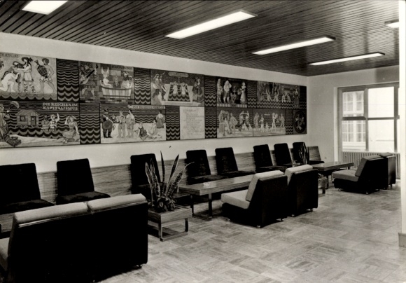 Ak Ostseebad Kühlungsborn, Eingangshalle mit Wandmalereien, moderne Möbel, helle Beleuchtung
