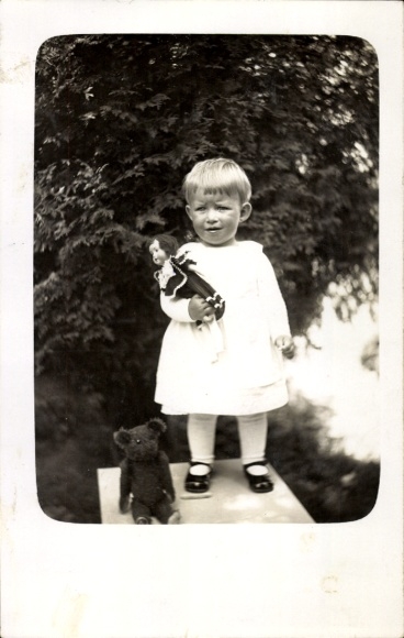 Zdjęcie KP portret dziecka, maluch z lalką i misiem, Irmgard Riedele