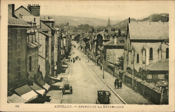 Postcard Aurillac Cantal, street with houses, church, vehicles, people