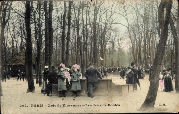 Ak Paris XII Bois de Vincennes, Bois de Vincennes, jeu de boules, mensen in historische...