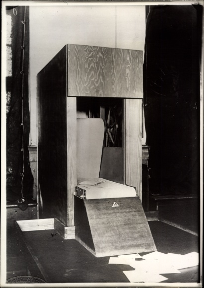 Photo Automatic mailbox emptying at a post office, Deutsche Reichspost