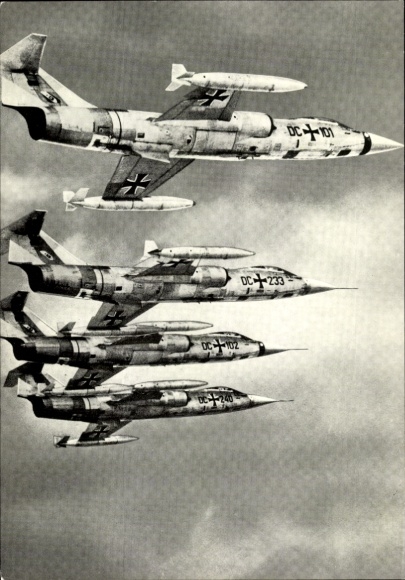 Postcard German Bundeswehr, F 104 G in formation flight