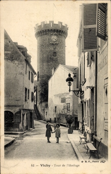 Ak Vichy Allier,  Tour de l'Horloge, zwei Kinder, Straßenansicht