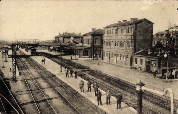 Postcard Bousignies Nord, La Gare, train station, German soldiers