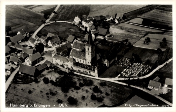 Ak Hannberg Heßdorf in Mittelfranken, Luftaufnahme von Hannberg, Kirche, ländliche Landschaft