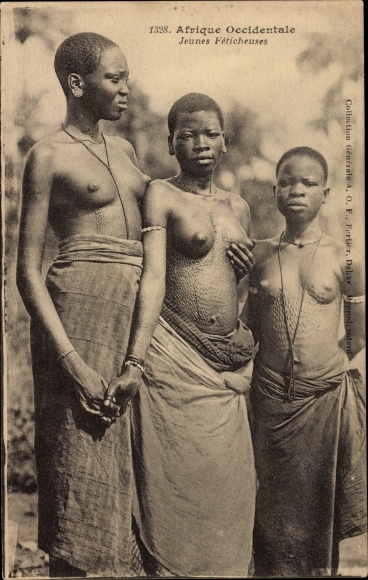 Postcard French West Africa, Young Feticheuses, Afrikanerinnen, Barbusig, Schmucknarben