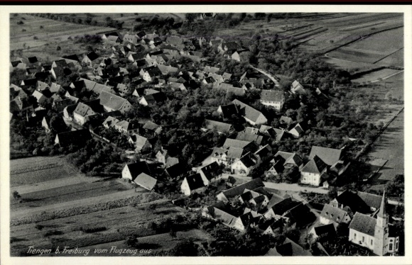 Ak Tiengen Freiburg im Breisgau, Luftaufnahme von Tiengen, viele Dächer, Landschaft