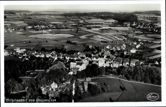 Ak Wilhelmsdorf in Württemberg, Luftaufnahme von  Landschaft, See, Felder