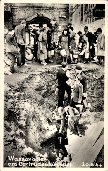 Photo Postcard Hamburg Mitte Altstadt, water fetcher at Gertrudenkirchhof, war damage 1944