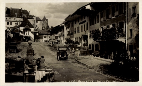 KP Gruyères Kanton Fryburg Szwajcaria, stare miasto, wąska ulica, budynek, samochód, ludzie, fontanna