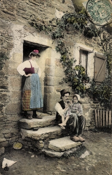 Ak Honfleur Calvados, Eine Frau und ein Mann mit einem Kind sitzen vor einem Haus.