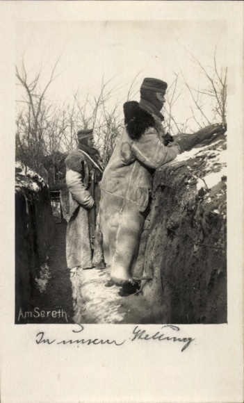 Photo Postcard Romania, At Sereth, soldiers in the trench, I. WK