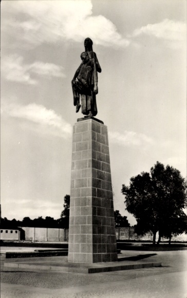 Postcard Ravensbrück Fürstenberg an der Havel, statue, monument at the lake, sculpture by Will Lammert