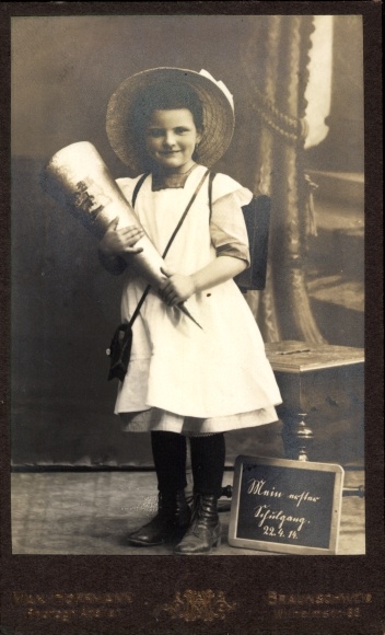 CdV children&#39;s portrait, girl with a bag of sugar, first class in 1914, Braunschweig