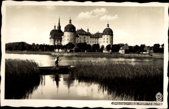 Ak Moritzburg in Sachsen, Jagdschloss  Boot auf dem Wasser, sehenswerter Schlossbau